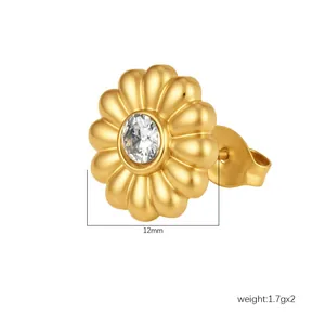Detailansicht goldener Blumen-Ohrstecker mit Zirkonia-Inlay und Maßangaben.