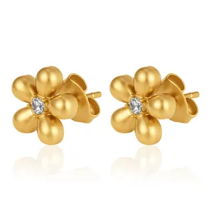 Nahaufnahme der goldfarbenen Blumen-Ohrstecker aus Edelstahl mit funkelndem Zirkonia-Stein