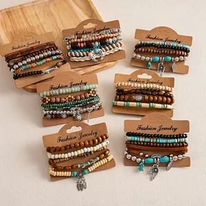Detailweergave van meerlaagse boho-armbandsets met hars, houten kralen en bedeltjes