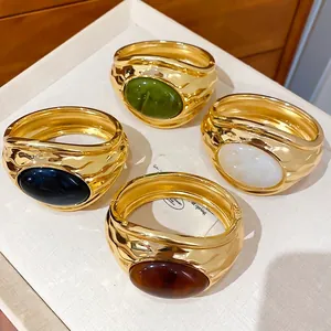Vintage Europäischer Falten Gold Vergoldeter Legierung Armreif Ovaler Harzeinsatz Einzigartiges Nischen-Design Damen Schmuck