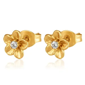 Detailansicht goldener Blumenohrstecker aus Edelstahl mit glänzendem Zirkonia-Stein