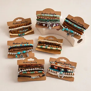 Set van boheemse kralenarmbanden met bedeltjes van hars, hout en een legering.