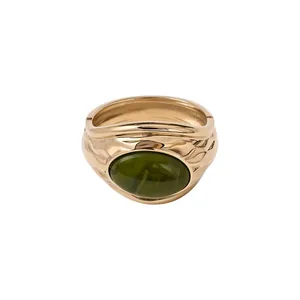 Eleganter goldener Armreif mit grüner Harzplatte und einzigartiger Faltenstruktur