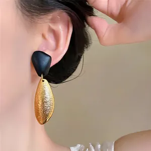 Elegante vintage geometrische Ohrringe mit schwarzem Stecker und goldener Falte
