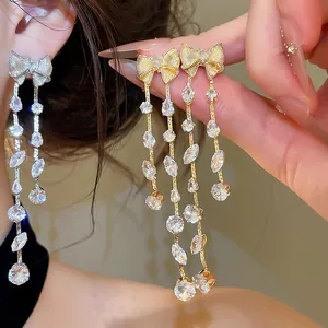 Exquisite Ohrringe mit Bogendesign und funkelnden Zirkonquasten im Detail