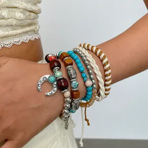 Macrodetail van een 6-delige Boheemse etnische kralen- en gevlochten armbandenset