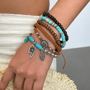 Detailweergave van 6-delige bohemien armbandset met houten kralen en turquoise bedeltjes