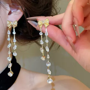 Detailansicht der eleganten Silbernadelschleifen-Ohrringe mit Zirkon-Quasten
