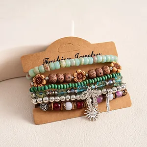 Gedetailleerd overzicht van 6-delige boho armbandset van hars en hout met zonnebedels