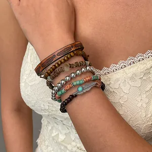 Gedetailleerd overzicht van 6-delige boho kralenarmbandset met zilveren veren en houten kralen