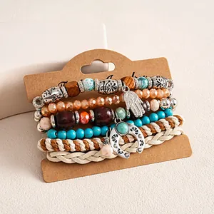 Detailopname van 6-delige etnische kralenarmbandset met Hamsa-hand en hoefijzerbedels