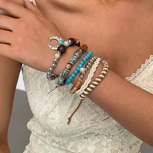 Detailweergave van 6-delige armbanden in etnische stijl met maanbedel en kralen.
