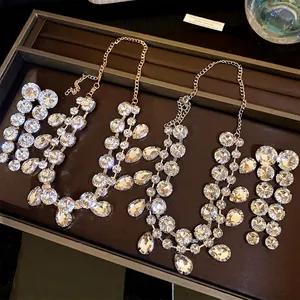 Luxus Strass Runde Wassertropfen Quaste Halskette Und Ohrringe Schmuckset Für Damen Legierung Silberstift Hochzeit Party Accessoire