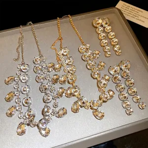 Elegantes Schmuckset mit runden und tropfenförmigen Strass-Halsketten und Ohrringen.