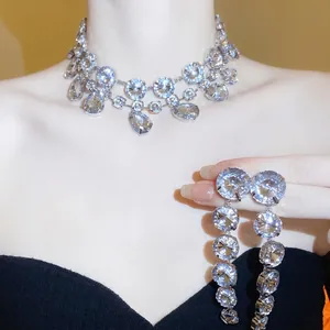 Elegantes Set aus funkelnder Strass-Halskette und langen Quasten-Ohrringen für Damen