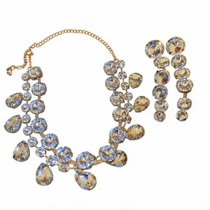 Glamouröses 2-teiliges Goldschmuckset mit tropfenförmigen und runden Kristallsteinen.