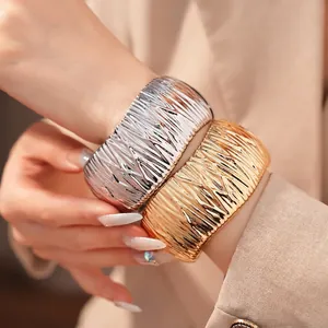 Übertriebener Legierung Geometrisch Rund Plissiert Texturiert Offen Armreif Personalisiert Mode Hochwertiger Schmuck Damen