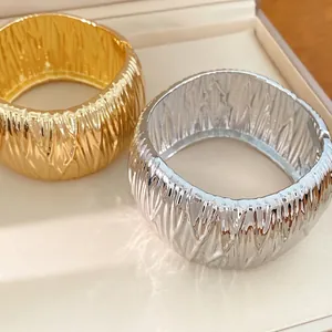 Elegante geometrische Armreifen mit Faltenstruktur in Gold und Silber für Damen
