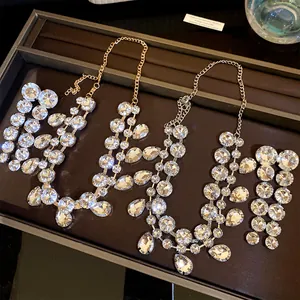 Detailansicht von elegantem Strass-Halsketten- und Ohrring-Set mit facettierten Tropfenkristallen