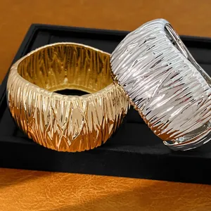 Modische gold- und silberne Metallarmreifen mit einzigartiger strukturierter Oberfläche