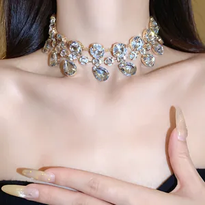 Detailansicht einer funkelnden Strass-Halskette mit eleganten Wassertropfen-Anhängern.