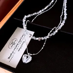 Élégant collier double épaisseur avec un pendentif en zircon en forme de cœur et perles