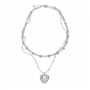 Élégant collier double épaisseur avec perles de cristal et pendentif cœur en zircone