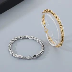 Detailansicht von silbernen und goldfarbenen Kordelketten-Armbändern aus Edelstahl
