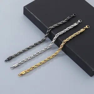 Detailansicht von drei Edelstahl-Kordelketten-Armbändern in Gold, Silber und Schwarz.