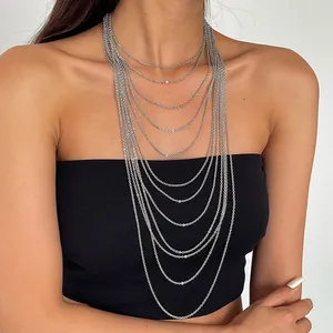 Detailansicht einer eleganten mehrlagigen Halskette aus Edelstahl an einem Modell im Studio