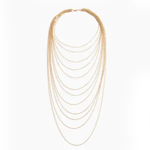 Mehrlagige goldene Edelstahl-Halskette im minimalistischen, auffälligen Stil.