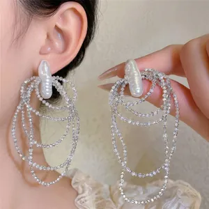 Elegante mehrlagige Quastenperlenohrringe mit Silbernadel für einen luxuriösen Look.