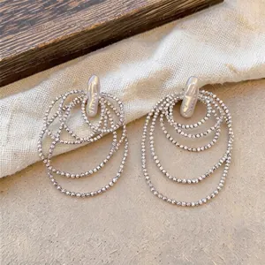 Elegante mehrlagige Silberohrringe mit Barockperlen-Detail für anspruchsvolle Damen.