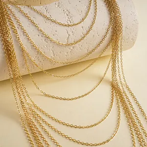 Nahaufnahme der mehrlagigen goldfarbenen Edelstahl-Gliederketten für elegante Damen