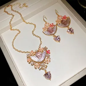 Vintage-Schmuckset im höfischen Stil mit Engelsporträts und Herz-Kristallanhängern.