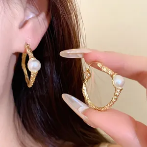 Französische Vintage-Goldcreolen mit strukturierter Oberfläche und eleganter Perle