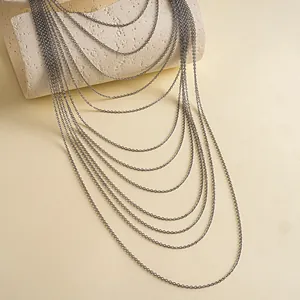 Detailansicht der mehrlagigen Edelstahl-Gliederkette für Damen im Vintage-Stil