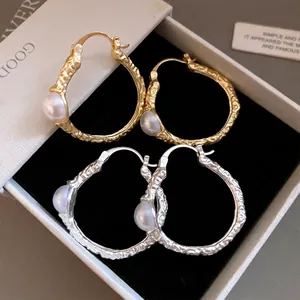Vintage strukturierte Creolen in Gold und Silber mit Perlen in einer eleganten Geschenkbox