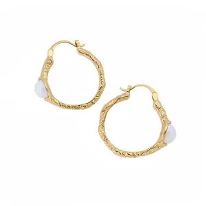 Elegante goldene Creolen mit Vintage-Textur und sehr edlen weißen Perlenakzenten