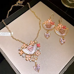 Vintage Palast-Stil Blumenschmuck-Set mit Harz-Engel und rosa Herz-Kristall-Anhängern