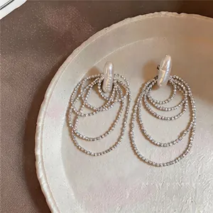 Detailansicht eleganter mehrlagiger Quastenohrringe mit Barockperlen und Kristallen