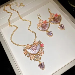 Vintage-Schmuckset mit Harzengel, Blumendetails und Herz-Kristallanhängern in Gold