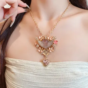 Detailansicht der Vintage-Herz-Halskette mit Harz-Engel und rosa floralen Akzenten