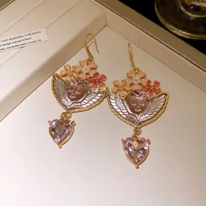 Detailansicht von Vintage-Ohrringen mit Emaille-Blumen, Harz-Cherubim und Herz-Kristallen