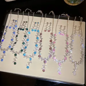 Verscheidenheid aan strass ketting- en oorbellen sets met blad en bloem in diverse kleuren.