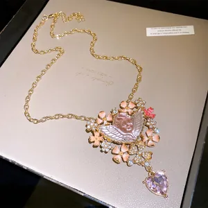 Detailansicht der Vintage-Halskette im Hofstil mit Harz-Engel und lila Herzanhänger.