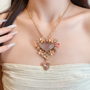 Vintage-Halskette im Palaststil mit Engel und Herz, Blumen-Resin und Kristallen am Modell