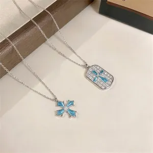 Elegante zilveren ketting met blauwe zirkonia kruis en rechthoekige hanger