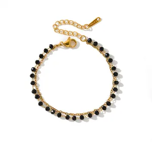 Gros plan du bracelet double rang en acier inoxydable avec perles noires facettées