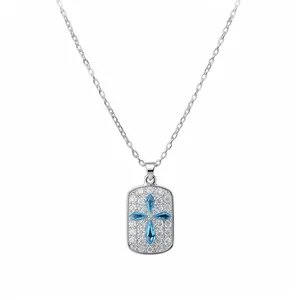 Elegante zilveren ketting met een blauw zirkonia kruis op een rechthoekige hanger